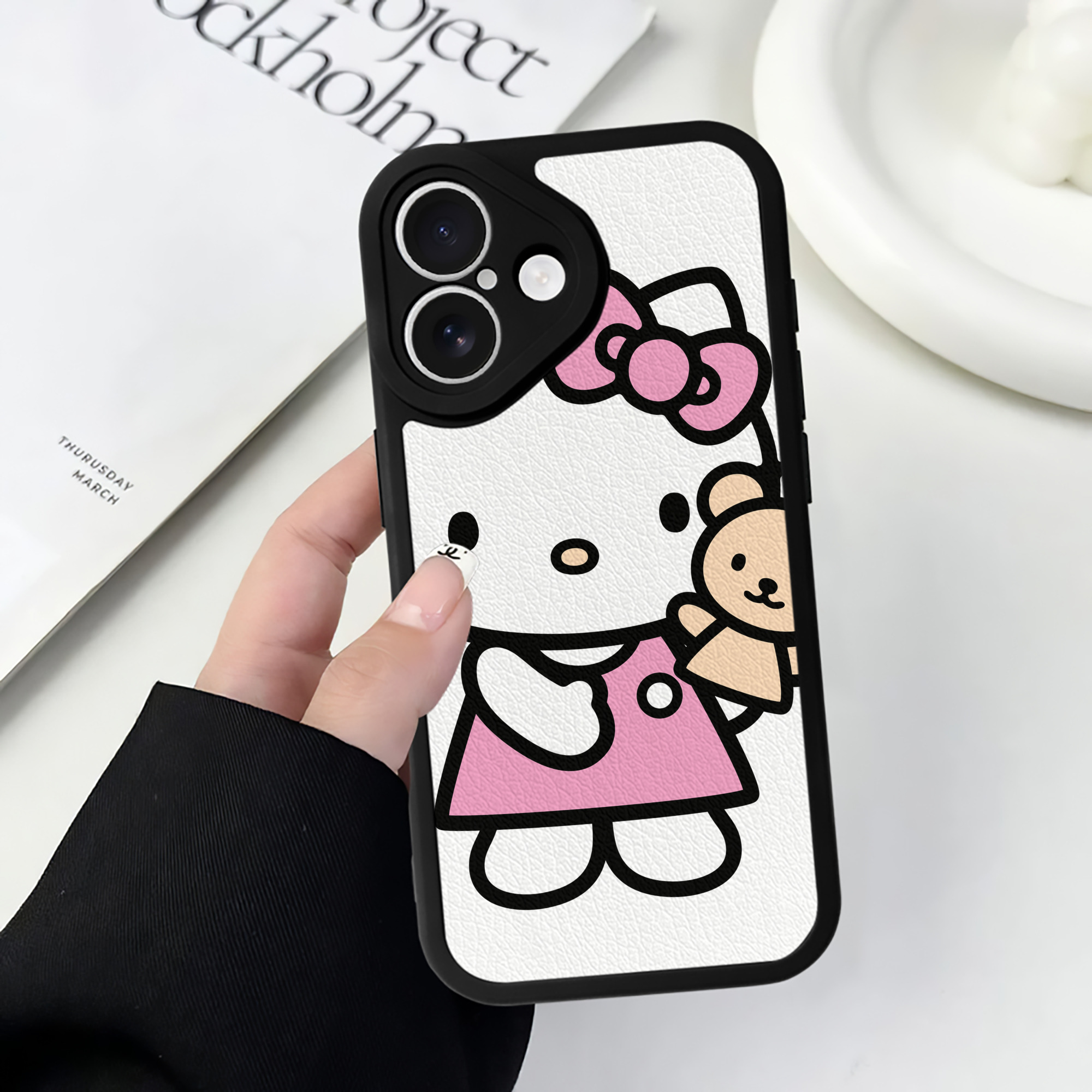 （画像用） Hello Kitty ハローキティ 【iPhone 16シリーズ対応】シリコンスマホケース（レザー調） 材質：シリコン